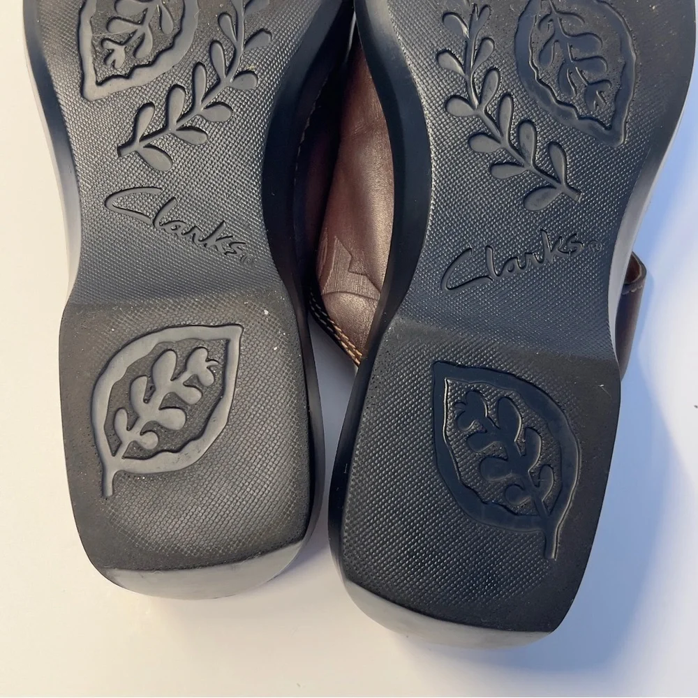CLARKS Women’s 7M Brown Slip On Open Toe Sandal